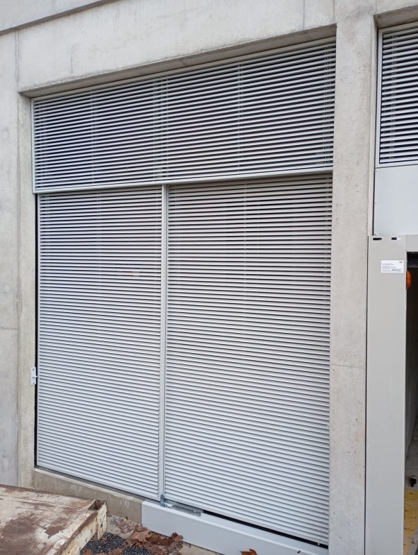 Conception et pose d’un portail coulissant suspendu à ventelle pour immeuble résidentiel à Montpellier