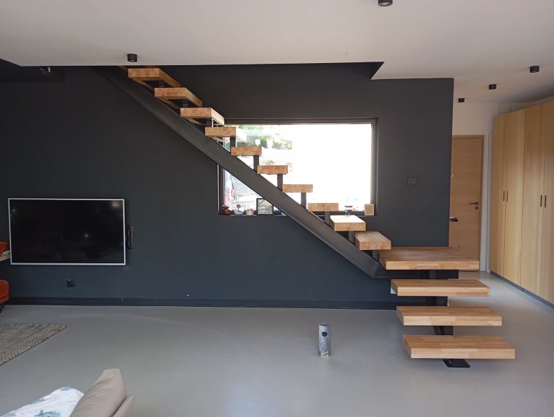 Conception et pose d’un escalier limon central en acier thermolaqué et marche en chêne à Montpellier