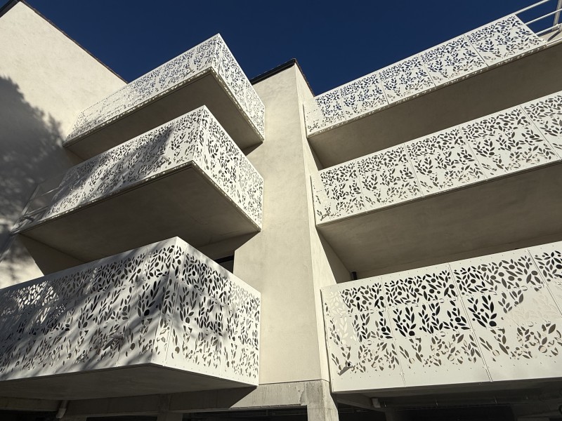 Fabrication et pose de garde-corps en acier thermolaqué avec parement à motifs sur mesure pour une résidence à Nîmes dans le Gard proche de Montpellier