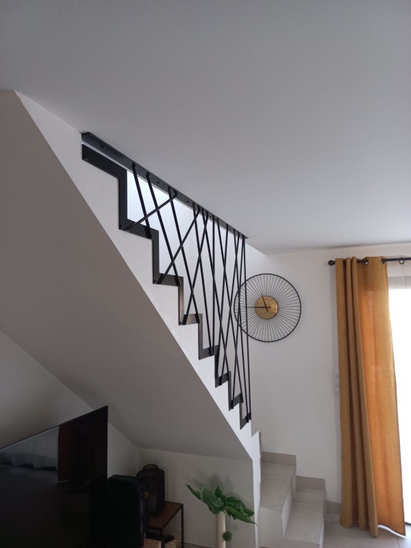 Création d’un garde-corps design sur mesure en acier thermolaqué pour un escalier à Lieuran les Béziers