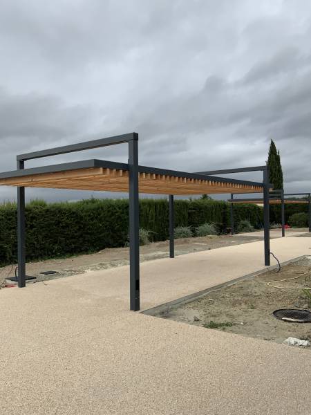 Pose de Pergolas en Acier Thermolaqué avec Lames de Bois à Montpellier proche de Sète
