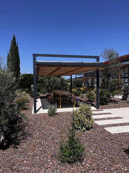Pose de Pergolas en Acier Thermolaqué avec Lames de Bois à Montpellier proche de Sète