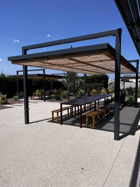 Pose de Pergolas en Acier Thermolaqué avec Lames de Bois à Montpellier proche de Sète