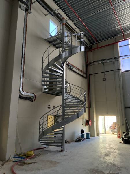 Pose d'escaliers hélicoïdaux industriels en acier galvanisé à Vendargues, proche de Montpellier