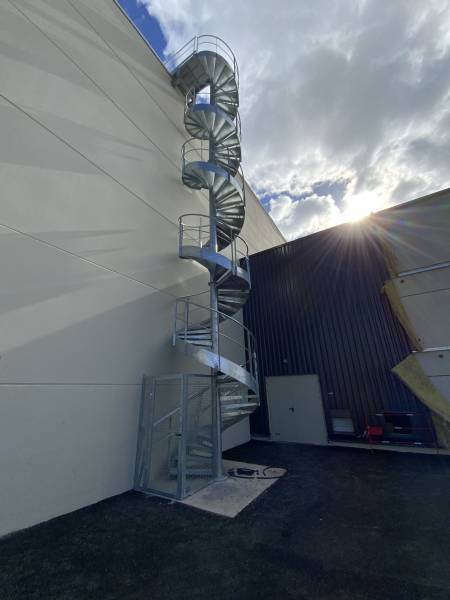 Pose d'escaliers hélicoïdaux industriels en acier galvanisé à Vendargues, proche de Montpellier