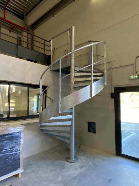 Pose d'escaliers hélicoïdaux industriels en acier galvanisé à Vendargues, proche de Montpellier