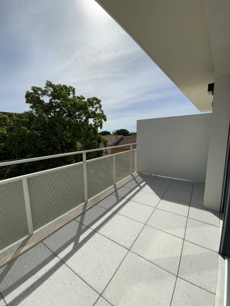 Fourniture de Garde-corps avec parement en tôle perforée