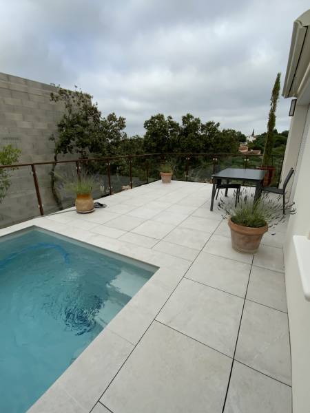 Pose de garde-corps vitré à pince à Montpellier dans l'Herault