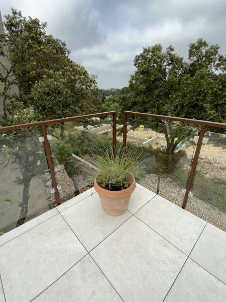 Pose de garde-corps vitré à pince à Montpellier dans l'Herault