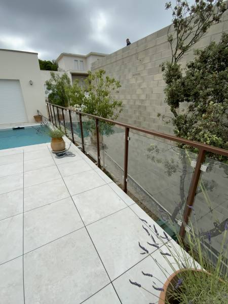 Pose de garde-corps vitré à pince à Montpellier dans l'Herault