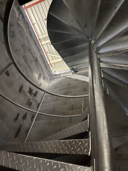 Pose d'un escalier hélicoïdal en acier galvanisé à Aimargues proche de Montpellier