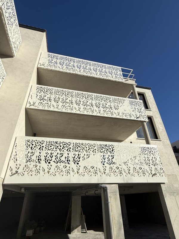 Fabrication et pose de garde-corps en acier thermolaqué avec parement à motifs sur mesure pour une résidence à Nîmes dans le Gard proche de Montpellier