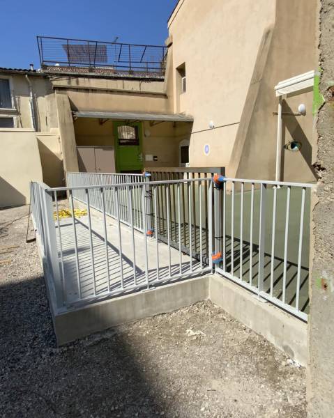 Installation de gardes corps pour une école à Montpellier dans l'Hérault