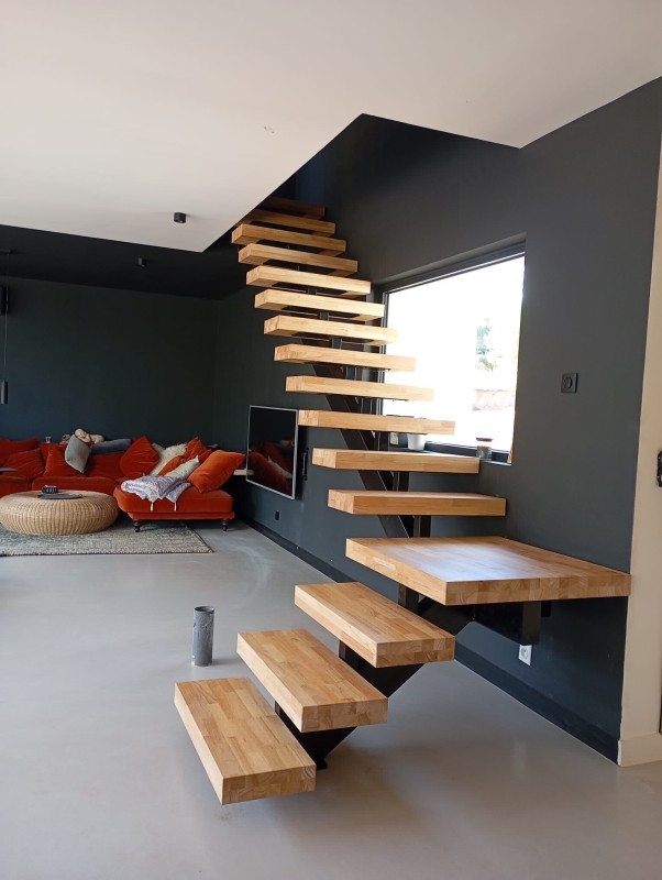 Conception et pose d’un escalier limon central en acier thermolaqué et marche en chêne à Montpellier