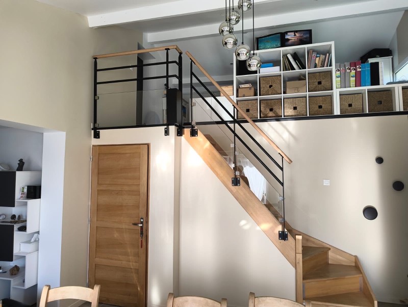 Fourniture et pose d’un garde corps en acier thermolaqué, remplissage en verre et main courante en boises à Agde dans l’Herault